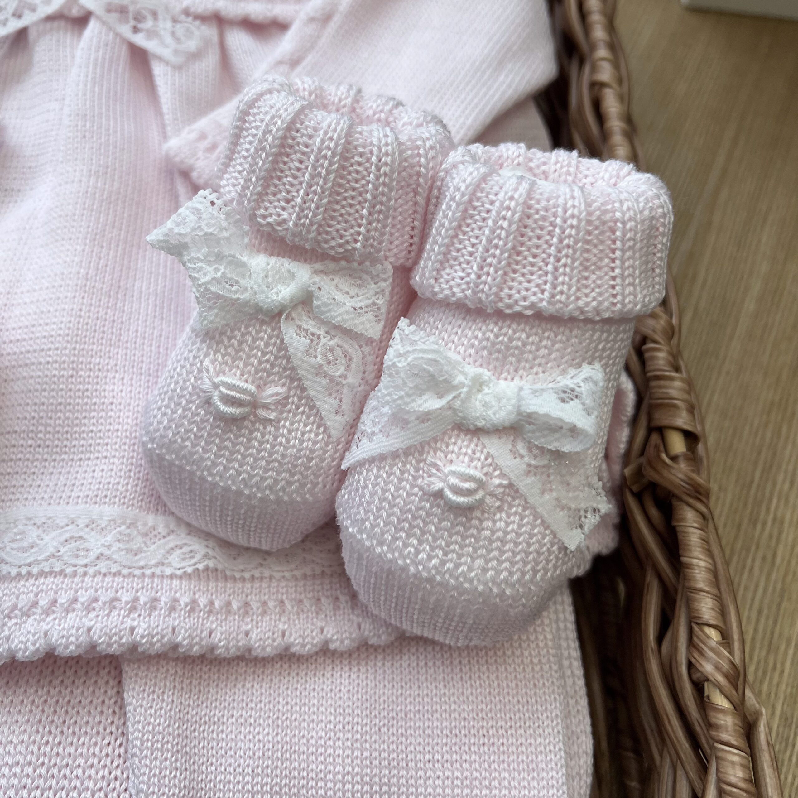 Coordinato nascita neonata rosa con roselline e valencienne con coprifasce 6 Pz | 4606 | PD - immagine 5