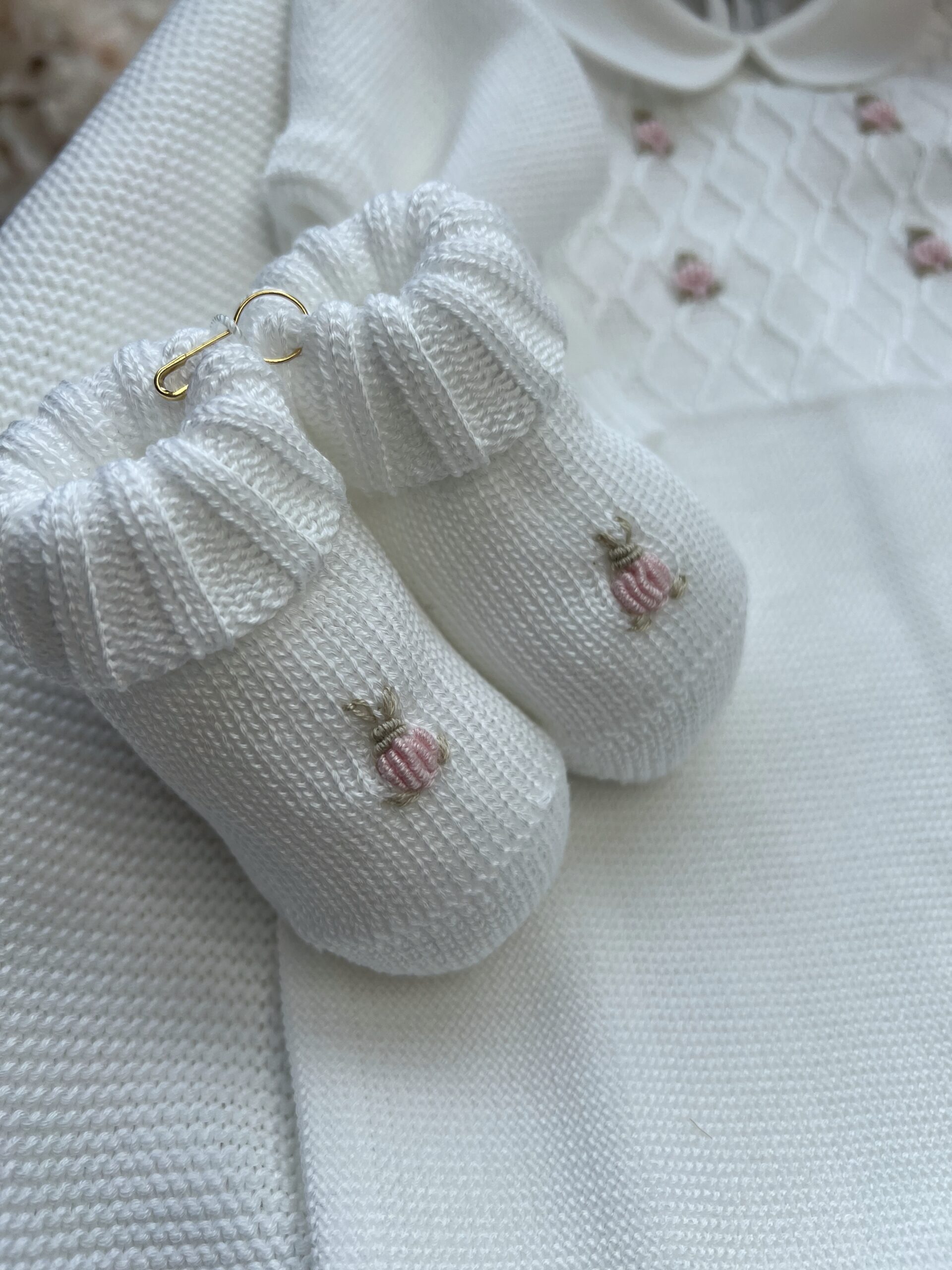 Coordinato nascita bimba bianco con coniglietti 4Pz | Filo di cotone | 245082R3G | PPC - immagine 4