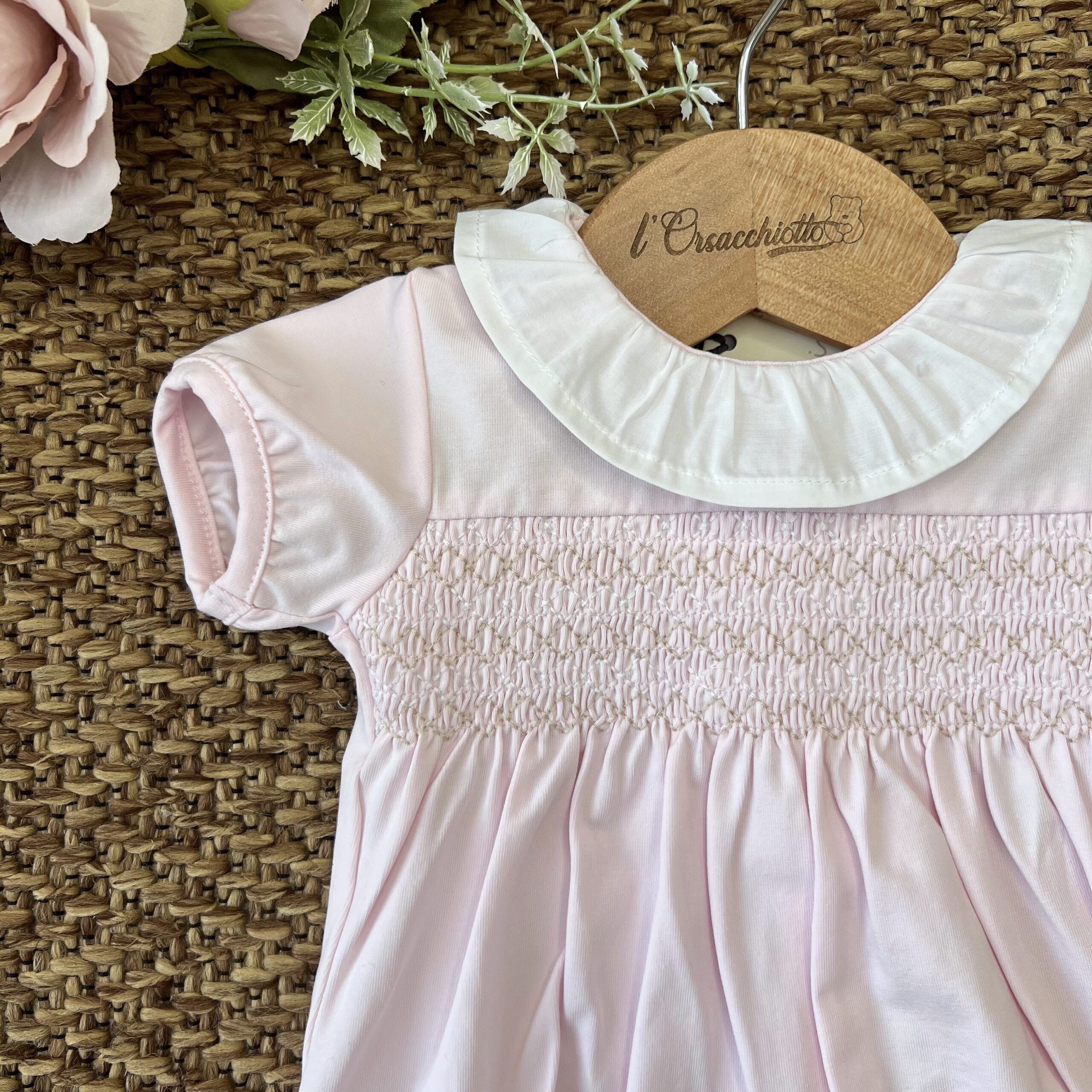 Pagliaccetto Rosa con punto smock e volant | 0563 | CC - immagine 2