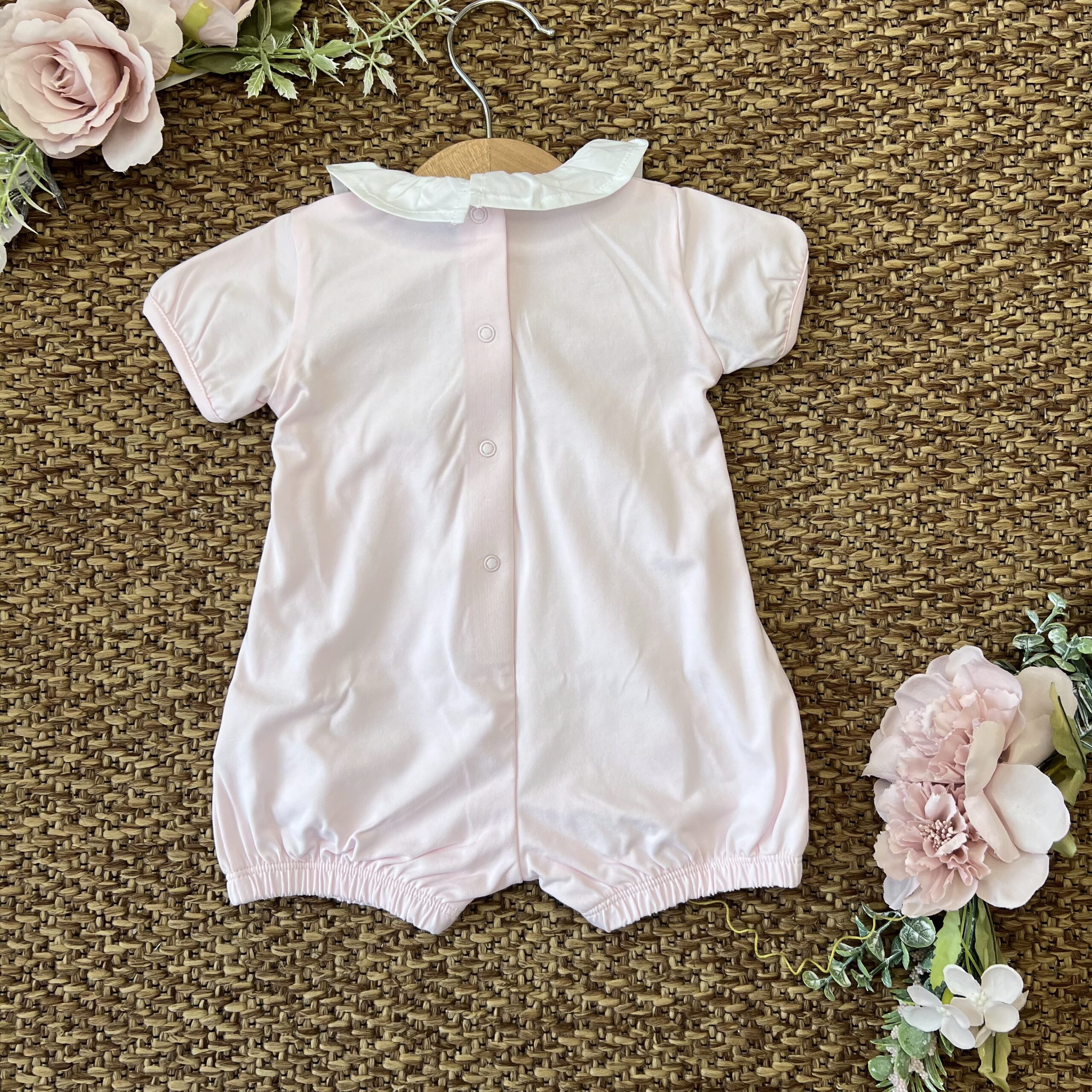 Pagliaccetto Rosa con punto smock e volant | 0563 | CC - immagine 3