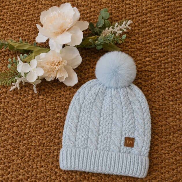 Cappellino celeste trecce pom pon | AI | 3H315 | MB
