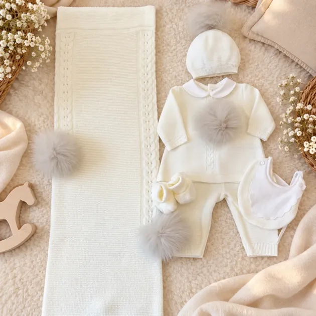 Uscita clinica neonato in misto lana panna con pompon e copertina